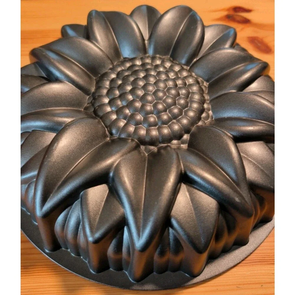 NordicWare SUNFLOWER Bundt Cake Pan Mold 10 Cup Aluminum USA Floral Bakeware